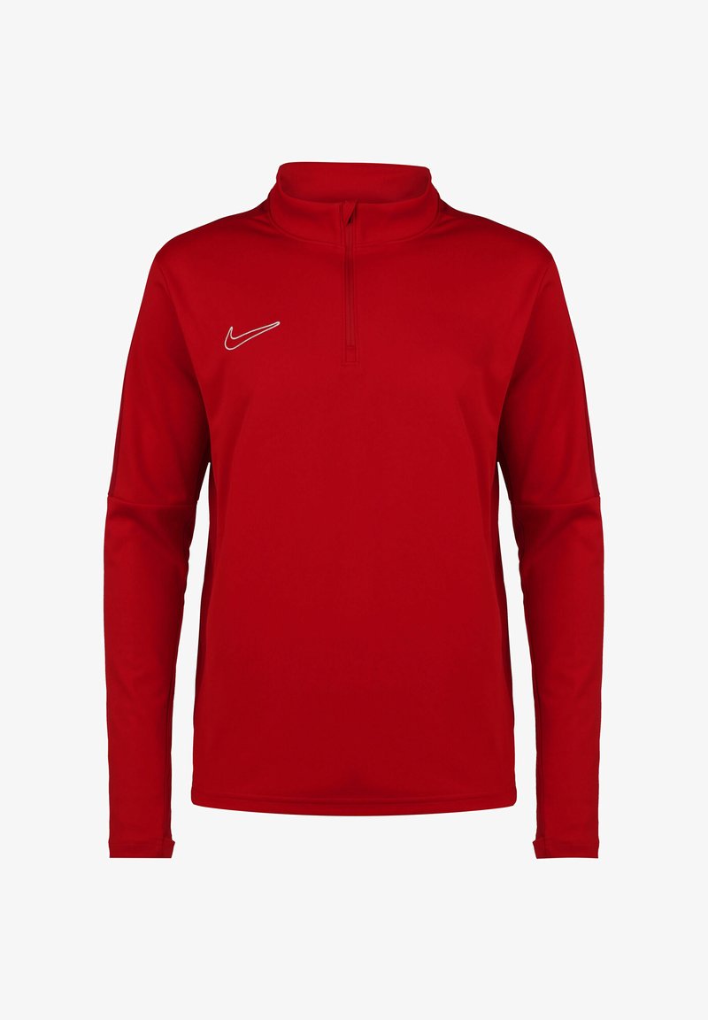 Roter Nike-Pullover mit hohem Kragen, langen Ärmeln und einem viertel Reißverschluss. Auf der linken Brust befindet sich ein weißes Nike-Logo. Glatte Stoffstruktur.
