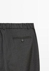 Tmavě šedé kalhoty s texturovanou látkou, mají elastický pas, jedno zadní kapsu a zapínání na knoflík.