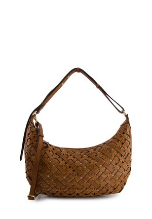 Brun flettet skuldertaske i læder med justerbar rem og lynlås, med et gittermønster overlagt på en glat inderforing.
