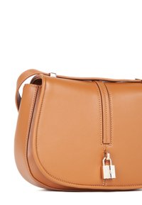 Borsa a spalla in pelle color cuoio con forma arrotondata, chiusura con zip e dettaglio con lucchetto in argento. Texture liscia e accenti di cucitura discreti.