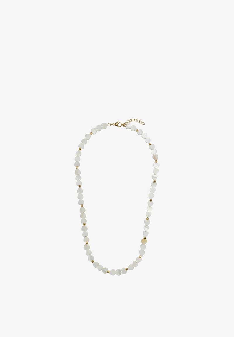 Ketting met witte hartvormige kralen, gescheiden door kleine gouden ronde kralen en een gouden karabijnsluiting met verstelbare ketting.