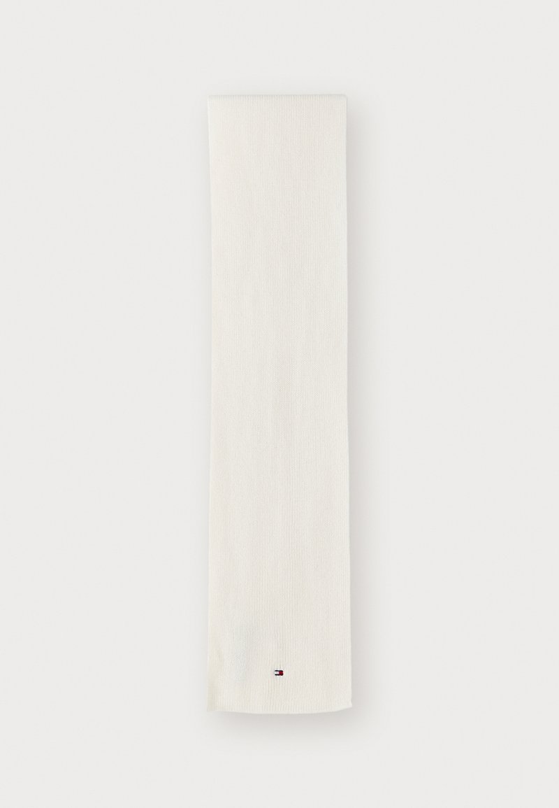 Écharpe en coton blanc avec une texture lisse, de forme allongée, présentant un petit logo en accent sur le bord inférieur.