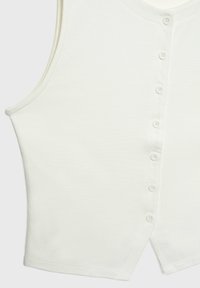 Haut en maille blanc sans manches avec un col rond et une rangée de petits boutons blancs sur le devant jusqu'à un ourlet légèrement en forme de V.