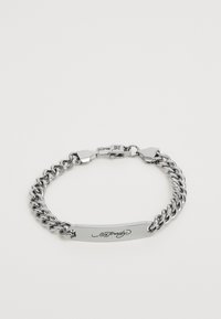 Metallkjedearmbånd med en jevn, skinnende overflate, som har en sentralplate gravert med "Ed Hardy." Inkluderer en sikker lås og ledd.