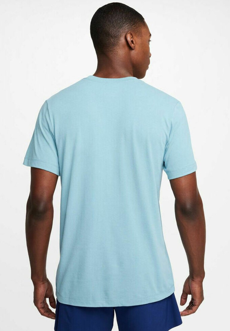 T-shirt en coton bleu clair avec des manches courtes, un col rond et un ourlet droit, présentant un design simple et sans ornements vue de l'arrière.
