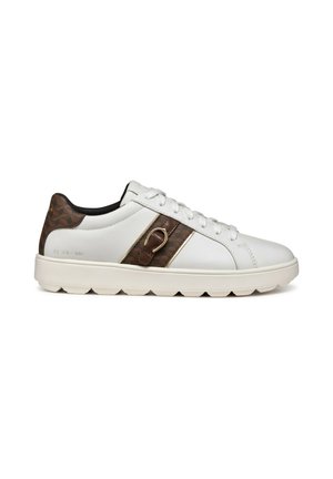 Sneaker bianca in pelle con accenti testurizzati marroni e un dettaglio dorato. Presenta una punta rotonda, suola piatta e design con lacci.
