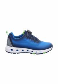 Scarpa sportiva blu con tomaia testurizzata, dettagli in rete, chiusura a toggle regolabile e suola intermedia bianca con fori di ventilazione. Dettagli verdi.