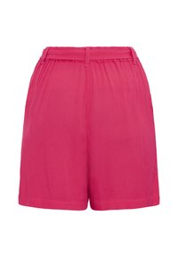 Shorts taille haute rose vif avec une ceinture élastique et des passants pour ceinture, fabriqués à partir d'un tissu léger et texturé.