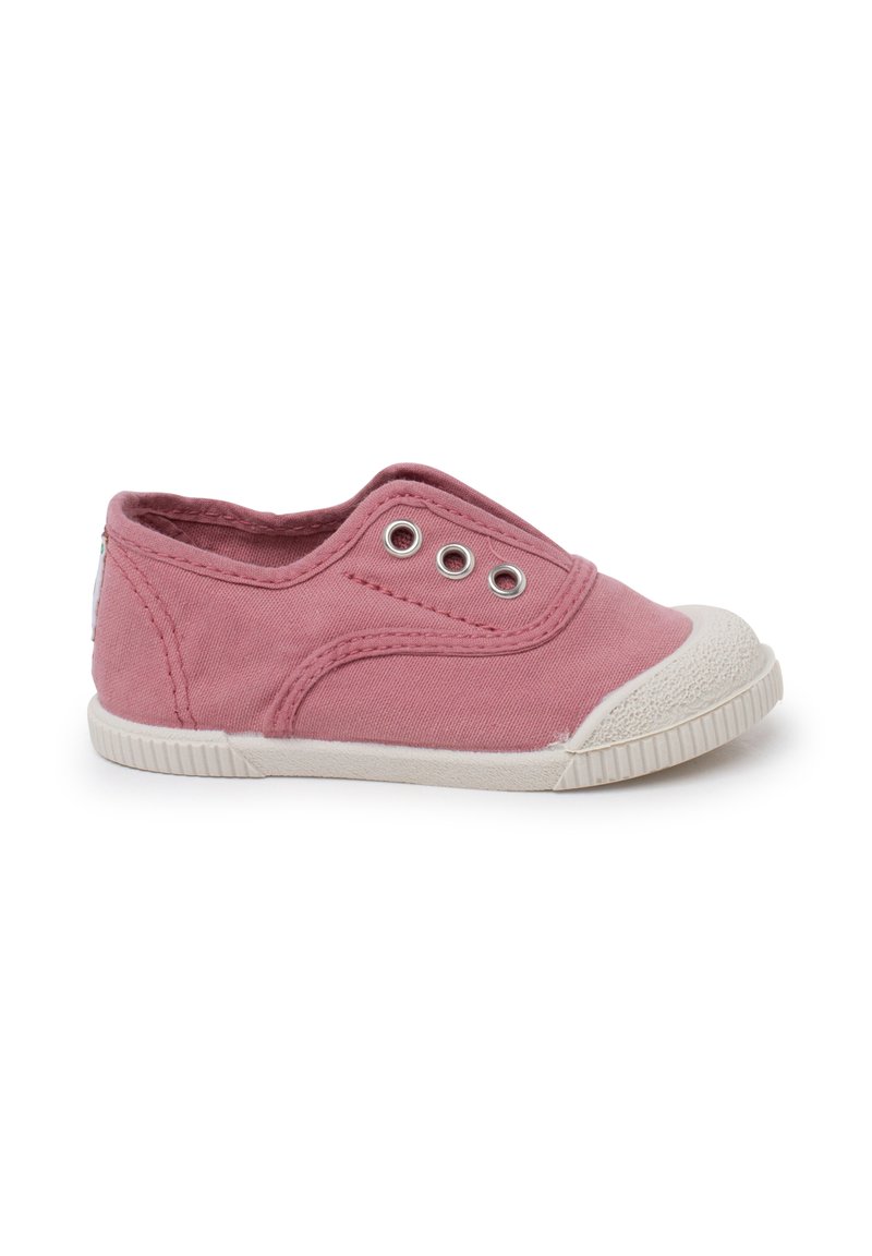 Scarpa slip-on in tela rosa senza lacci, con occhielli argentati, punta in gomma bianca e suola in gomma bianca texturizzata.