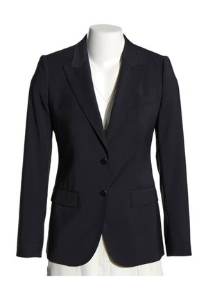 Blazer negro a medida con dos botones delanteros, solapas con muesca y bolsillos con solapa, exhibido en un torso de maniquí blanco.
