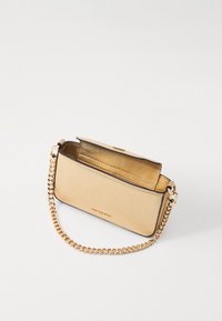 Guld faux læder crossbody taske med en tekstureret overflade, kædetræk og tryklås. Indvendigt har den et guldfoer.