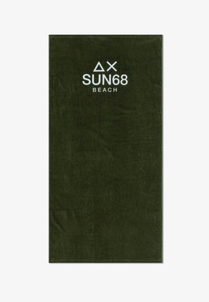 Asciugamano da spiaggia rettangolare verde scuro con logo e simboli bianchi SUN68 Beach vicino al centro in alto.