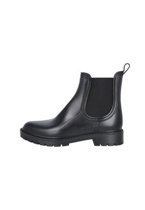 Botín Chelsea de cuero negro para el tobillo con paneles laterales elásticos, lengüeta para tirar y suela gruesa con dibujo, mostrado de lado.