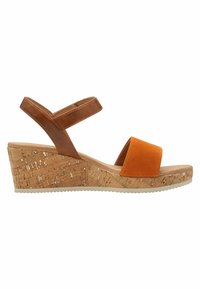 Sandal med kilehæle med brune læderremme og en orange ruskindsforkant, der har en mellemsål med korkmønster og en tekstureret gummisål.