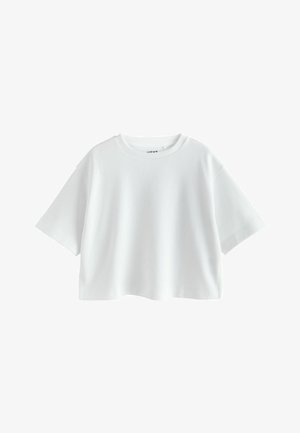 Biały krótki t-shirt wykonany z miękkiego materiału, z okrągłym dekoltem i krótkimi, szerokimi rękawami. Prosty design bez wzorów i ozdób.