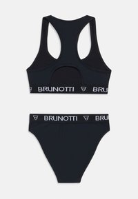 Črni bikiniji set, ki vsebuje majico z dirkaškim hrbtom in stranskimi izrezi ter logotipnim pasom, v kombinaciji z ujemajočimi se visokim pasom, ki ima elastičen pas z logotipom.