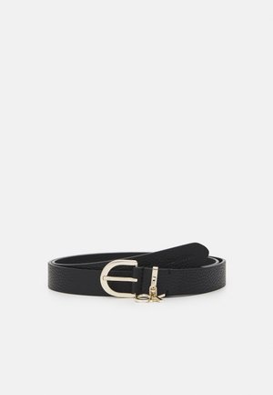 Ceinture en cuir noir texturé avec une boucle en métal doré et un petit pendentif doré attaché près de la boucle.