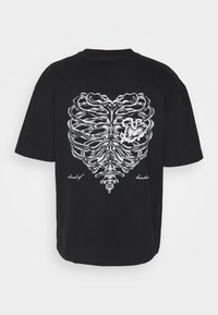 PEQUS ISLAND OF HEARTBREAKS UNISEX - T-shirt imprimé - black