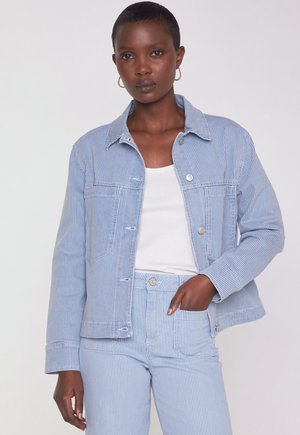 Giacca di jeans a righe blu chiaro con colletto classico e tasche frontali; abbinata a pantaloni a righe blu chiaro coordinati.
