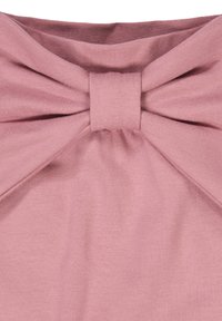 Růžová tkaninová mašle se středovým uzlem, vyrobená z měkkého materiálu. Texturovaný povrch s jemnými záhyby a zaoblenými okraji.