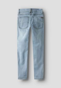 Lys blå denimjeans med slim fit, fem lommer og kontrast søm. Har et belteliner med beltesløyfer og glidelås.