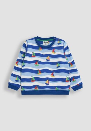 Blaues langärmliges Sweatshirt mit gestreiftem Muster, gewellten Linien und bunten Segelboot-Designs. Baumwollmaterial mit Schulterknöpfen.