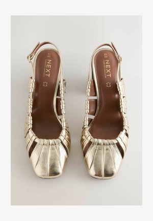 O pereche de sandale slingback din piele metalizată aurie, mărimea 40, cu bretele cu cataramă și vârfuri pătrate, pe un fundal simplu.