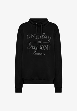 Sort sweatshirt med høj hals, justerbare snoretræk og "En dag eller dag én, du bestemmer" trykt i grå over fronten.