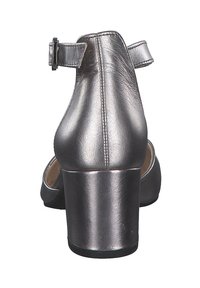 Metalicky stříbrná vysoká podpatková bota s širokým blokovým podpatkem a kotníčkovým páskem, s hladkou koženou texturou a minimalistickým designem.