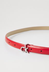 Calvin Klein BUCKLE SKINNY BELT - Diržas - fire whirl