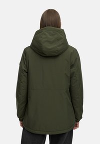 Olivgrön huoodjacket med en slät textur, elastiska cuffs och en rak nederkant. Logotypen syns på baksidan.