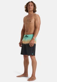 Shorts de bain pour homme avec un dégradé allant du vert menthe à l'orange, accentués par une ceinture à motifs et une partie inférieure noire unie.