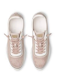 Sneaker in rete rosa chiaro con accenti bianchi, dotate di lacci rotondi, colletto imbottito e logo dorato sulla linguetta. Dettaglio di superficieTesturizzata.