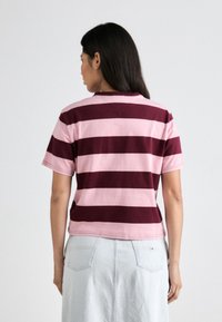 Tommy Jeans LOGO TEE - T-shirt print - deep rouge/multi