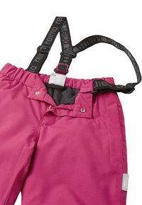 Rosa wasserdichte Hosen mit verstellbaren schwarzen Trägern, die ein Logo tragen, mit Reißverschluss und Druckknöpfen, hervorgehoben durch eine glatte Textur.