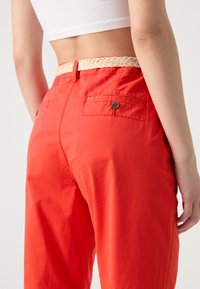 Esprit MIT GÜRTEL - Chino-püksid - red