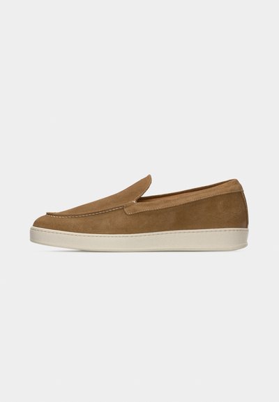 Ανοιχτό καφέ δερμάτινο παπούτσι τύπου slip-on με λευκή λαστιχένια σόλα, ελάχιστα ραφές και χαμηλό προφίλ σε απλό ανοιχτό φόντο.