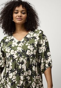 Ellos Plus collection Jurk - grün geblümt