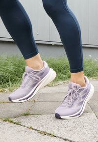 SUPERNOVA RISE - Chaussures de running sur route - preloved fig/putty mauve/shadow violet