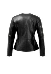 Chaqueta ajustada de cuero negro con mangas largas, costuras visibles y leve vuelo en la cintura, mostrada desde atrás sobre un fondo blanco.
