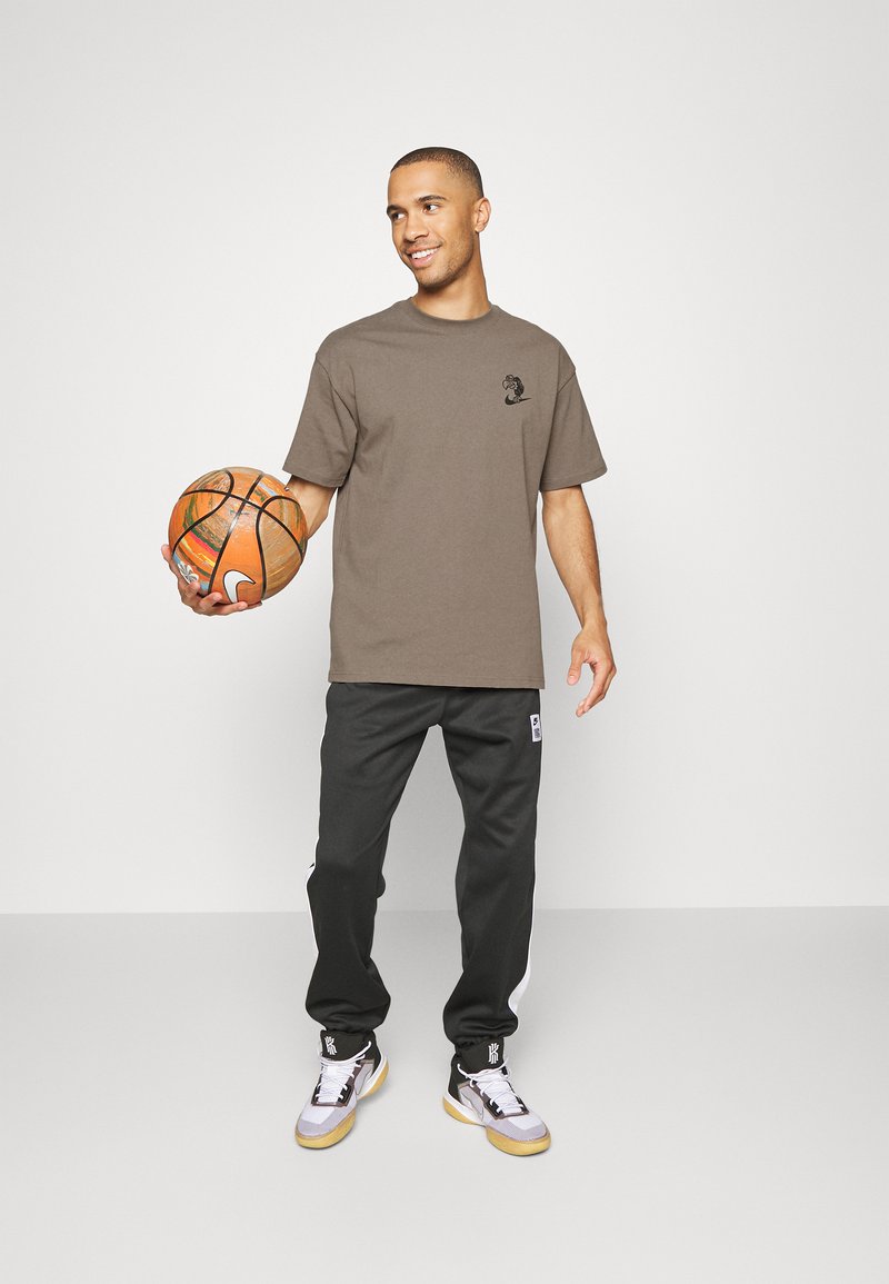 Herren Shirts | Nike Performance TEE SUSTAINABLE T-Shirt print olive grey/oliv-meliert - FO92942 Herren Shirts | Nike Performance TEE SUSTAINABLE T-Shirt print olive grey/oliv-meliert - FO92942