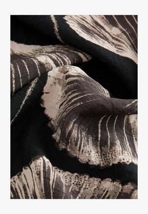 Țesătură cu un fundal negru, decorată cu modele abstracte de frunze în nuanțe de crem și taupe, prezentând o suprafață de țesătură moale, ușor texturată.