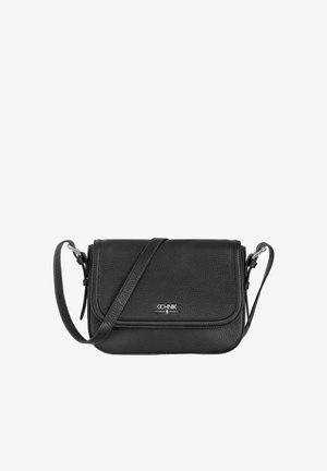 Czarna skórzana torba na ramię z teksturowanym wykończeniem, klapą na zgięciu, srebrnymi akcentami i regulowanym paskiem. Posiada logo z przodu.