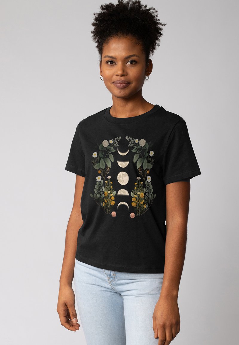 Schwarzes Baumwoll-T-Shirt mit einem kreisförmigen Design, das florale Akzente, Mondphasen und lebendige Farben in einem symmetrischen Layout präsentiert.