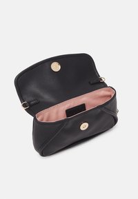 Borsa a mano in pelle nera con una consistenza morbida, hardware dorato e un interno in satin rosa chiaro. Presenta una chiusura a scatto e un marchio interno.