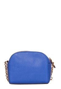 Borsa a tracolla in pelle blu con parte superiore arrotondata, superficie testurizzata, tracolla in catena dorata e chiusura con zip. Design compatto e strutturato.