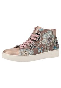 Vysoké tenisky s růžovými tkaničkami, kovovou špičkou a vyšívanými květinovými vzory v modré, bílé a béžové na růžové textilii.