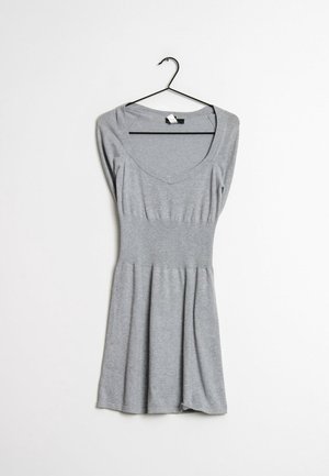 Robe gris clair à manches courtes, taille cintrée et encolure dégagée, suspendue sur un cintre noir sur fond blanc.