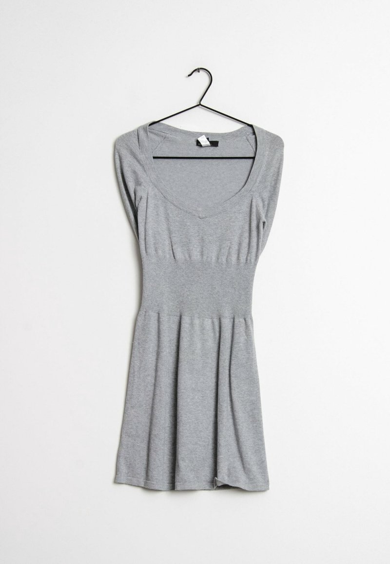 Robe gris clair à manches courtes, taille cintrée et encolure dégagée, suspendue sur un cintre noir sur fond blanc.