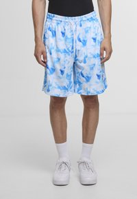 Lyseblå shorts med et virvlende mønster i ulike nyanser av blått, laget av pustende stoff, med elastisk midjebånd og snor.